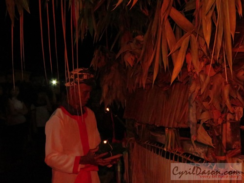 One of the 'tua Gawea' performing the ritual during this Gawai